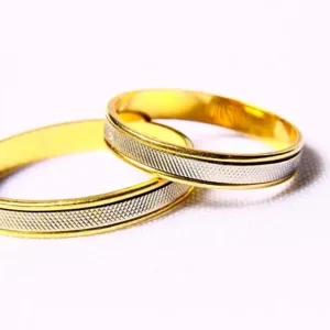 Alianza de oro y plata labrada