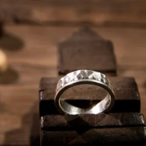 Anillo de plata repujada