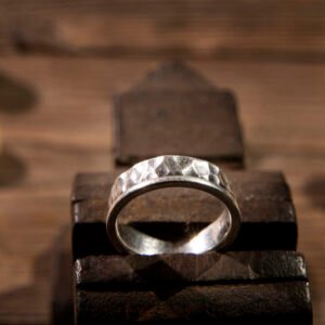 Anillo de plata repujada